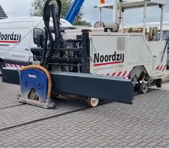 Dwarszaagmachine voor tramrail